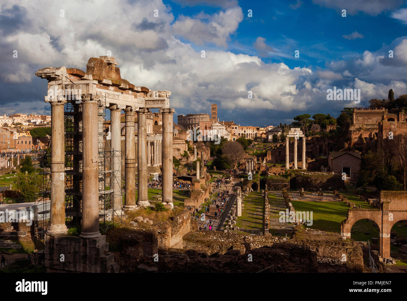 Vista del Foro Romano e del Colosseo antiche rovine appena prima del tramonto Foto Stock