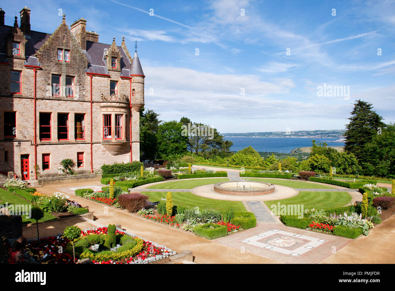 Vista esterna del Castello di Belfast, un stile baronale edificio in arenaria situato su una collina che affaccia su Belfast Lough in Irlanda del Nord Foto Stock