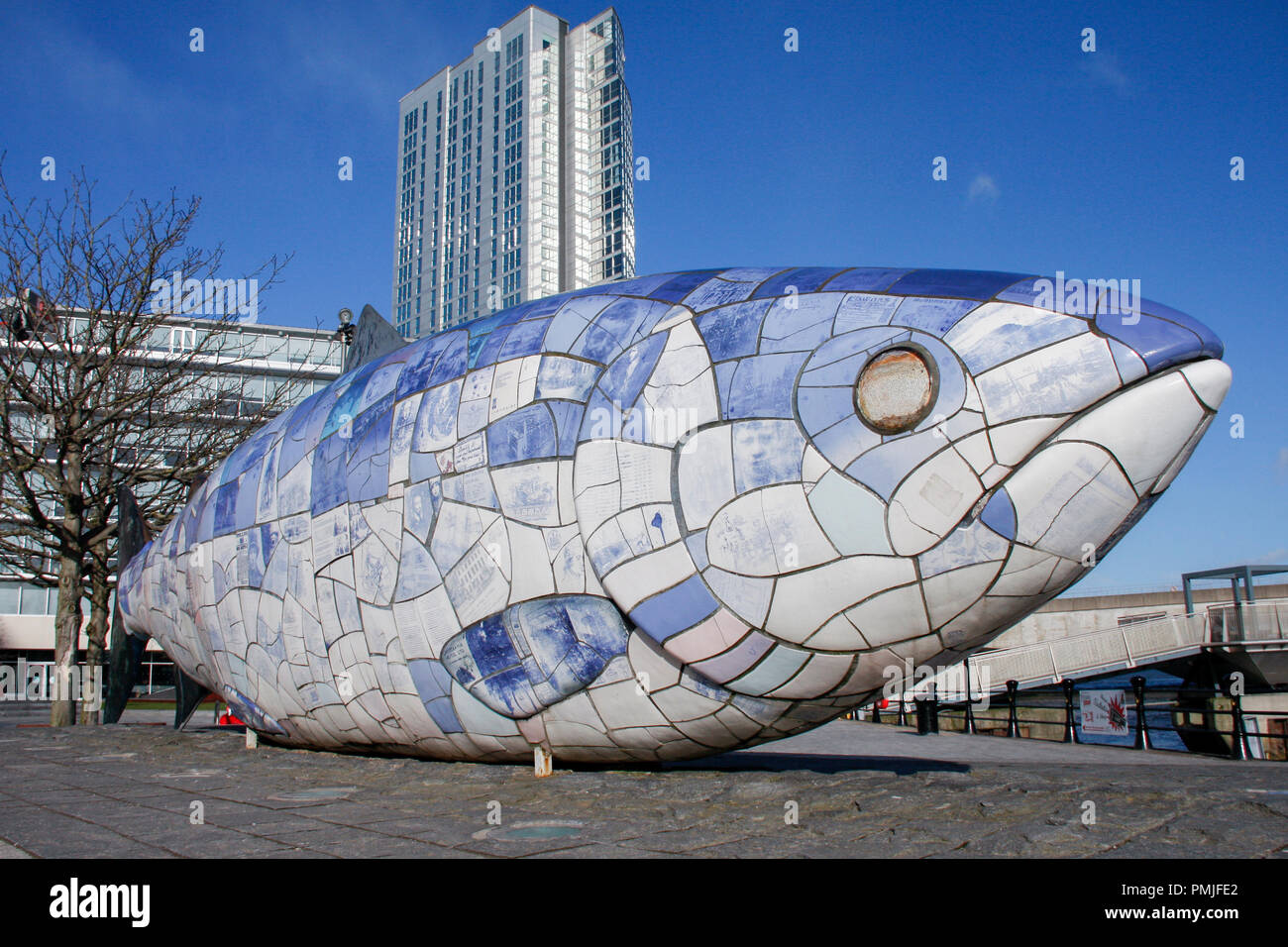 Chiusura del grande pesce o salmone della conoscenza, una celebre scultura creato da John gentilezza accanto all'edificio Obel a Belfast, Irlanda del Nord Foto Stock