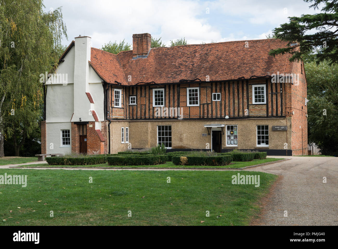 Manor Farm Visitor Center, una cinquecentesca casa colonica presso la Manor Farm station wagon, Ruislip, Middlesex, England, Regno Unito Foto Stock