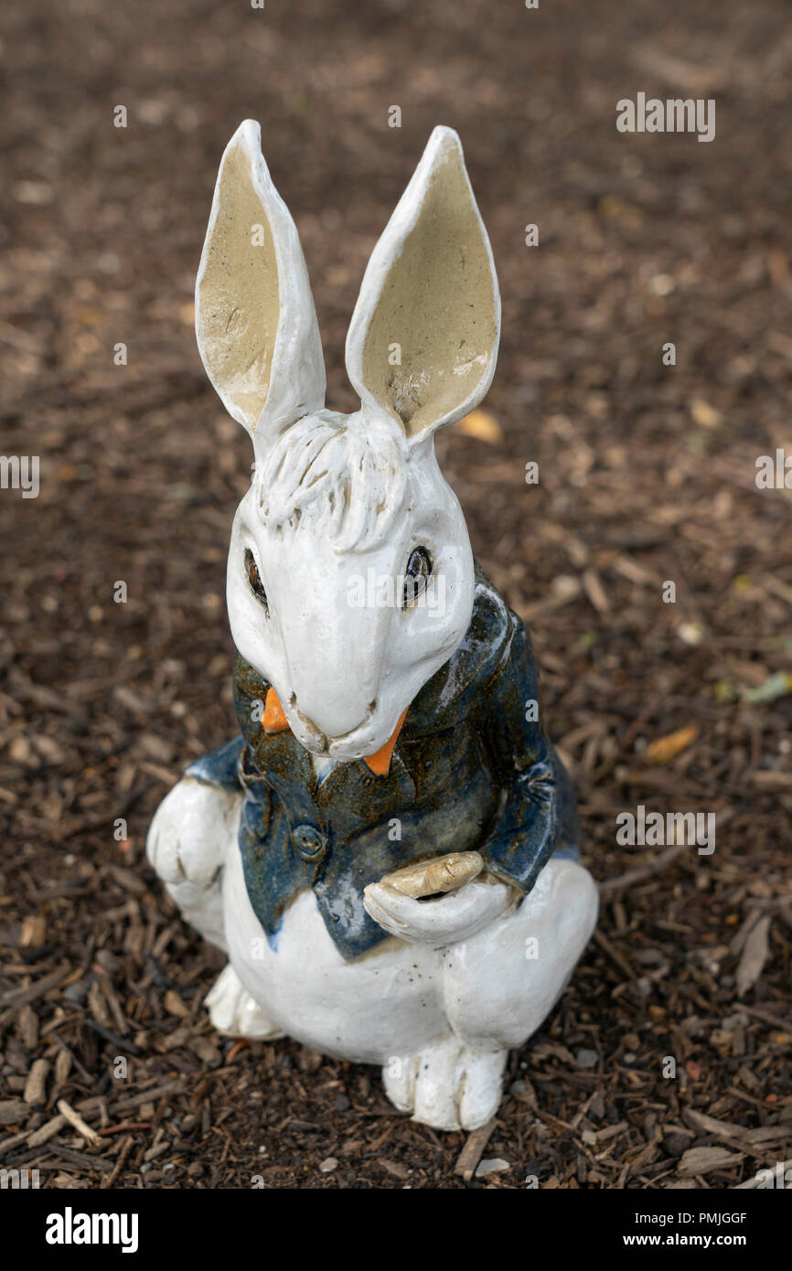 Alice nel paese delle meraviglie statua ornamentale in ceramica bianca di coniglio. Foto Stock