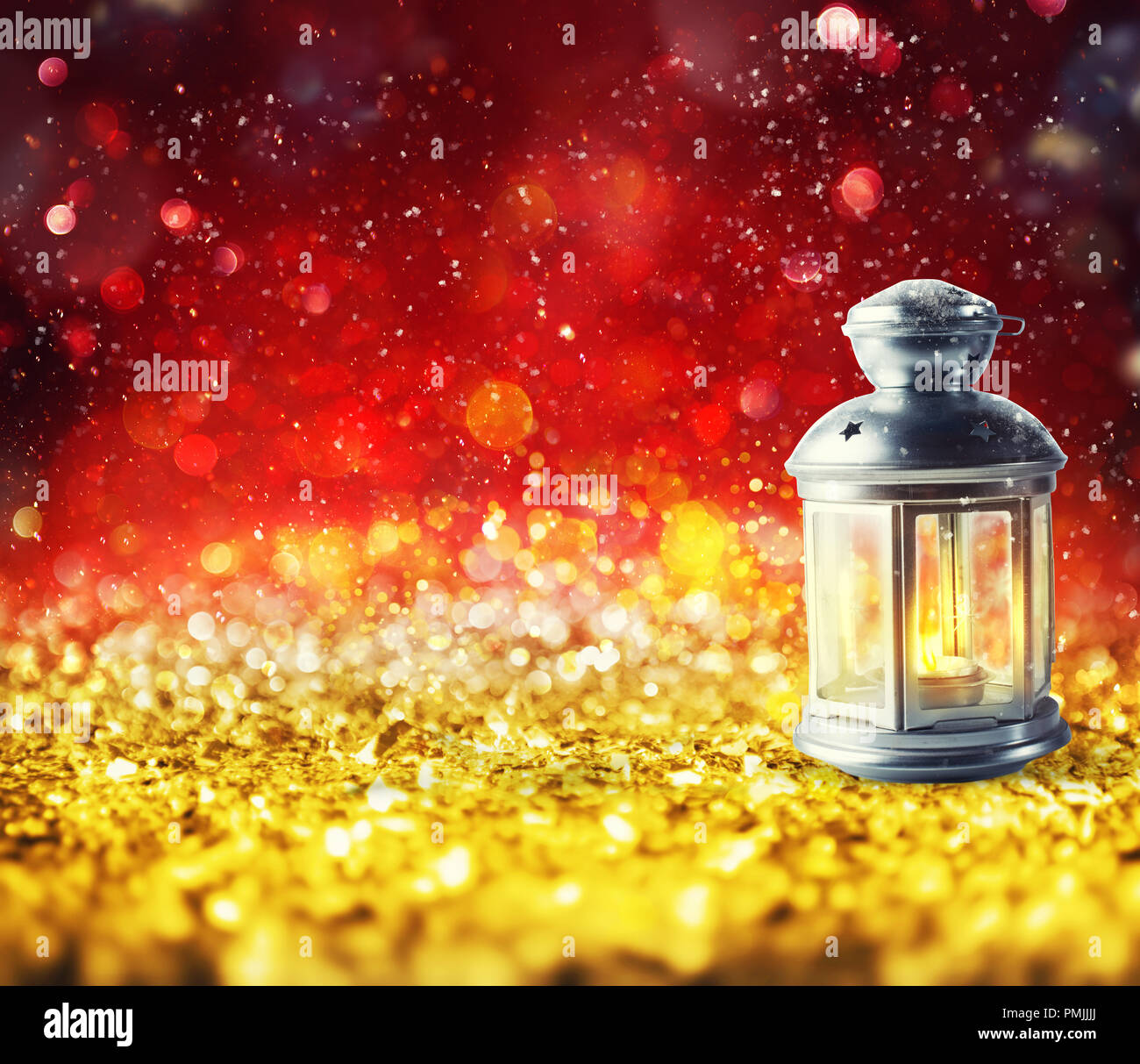 Lanterna lucido su un Natale sfondo brillano Foto Stock