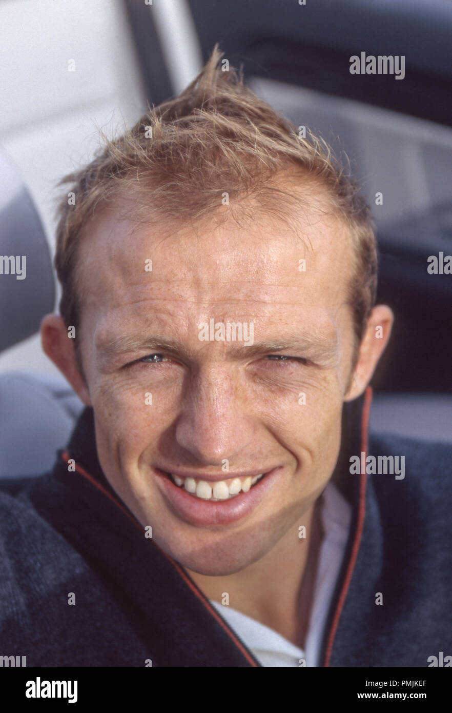 Ex Inghilterra Rugby capitano Matt Dawson si siede nel sedile di guida di una vettura Foto Stock