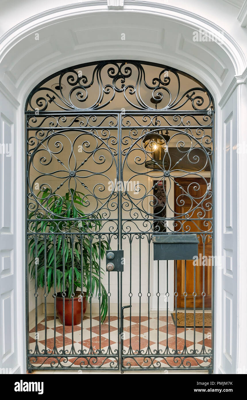 Ferro battuto aggiunge un elemento decorativo per un cancello, 5 aprile 2015, a Charleston, Carolina del Sud. Foto Stock