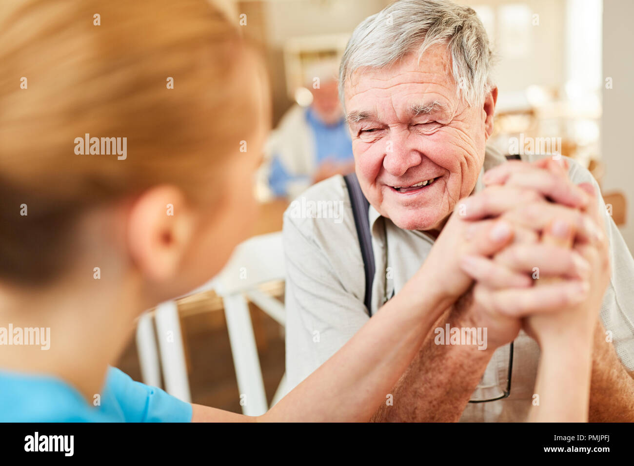 Infermieristica console lady senior uomo su una home visita e gli dà speranza Foto Stock