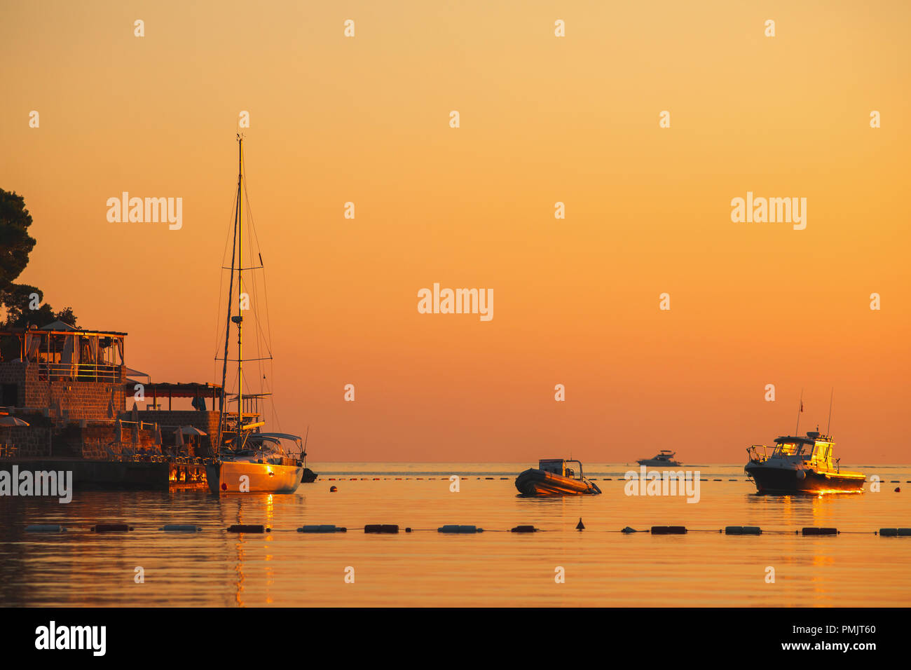 Tramonto sul mare con barche Foto Stock