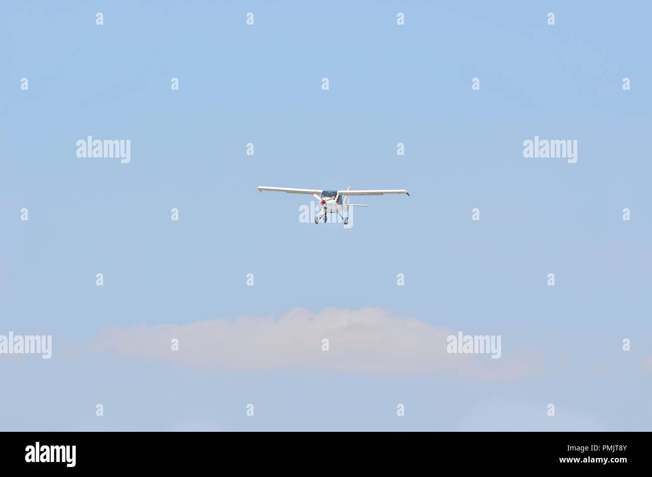 Un piccolo velivolo - Flight Design CTSW -. Si tratta di avvicinarsi alla terra a Castellon de la Plana's airfield (Spagna). Luce privato il trasporto aereo. Foto Stock