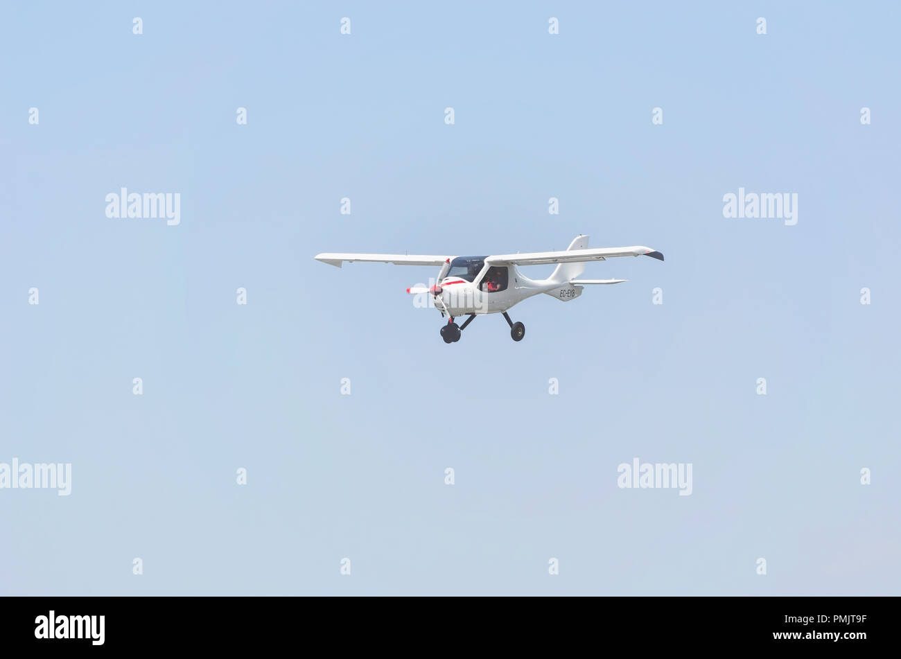 Un piccolo velivolo - Flight Design CTSW -. Si tratta di avvicinarsi alla terra a Castellon de la Plana's airfield (Spagna). Luce privato il trasporto aereo. Foto Stock