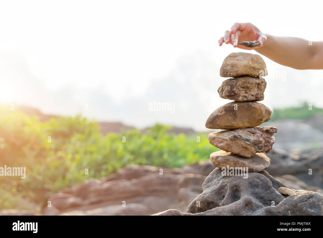 Equilibrio e armonia pila di pietra, la differenza sempre eccezionale e mettere in cima Pietra, equilibrio, rock, concetto pacifica Foto Stock