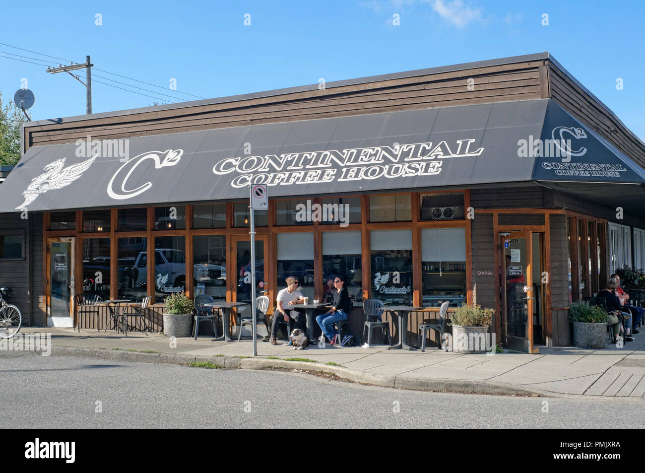 Le persone al di fuori seduta Continental Coffee House cafe su Main Street a Vancouver, BC, Canada Foto Stock