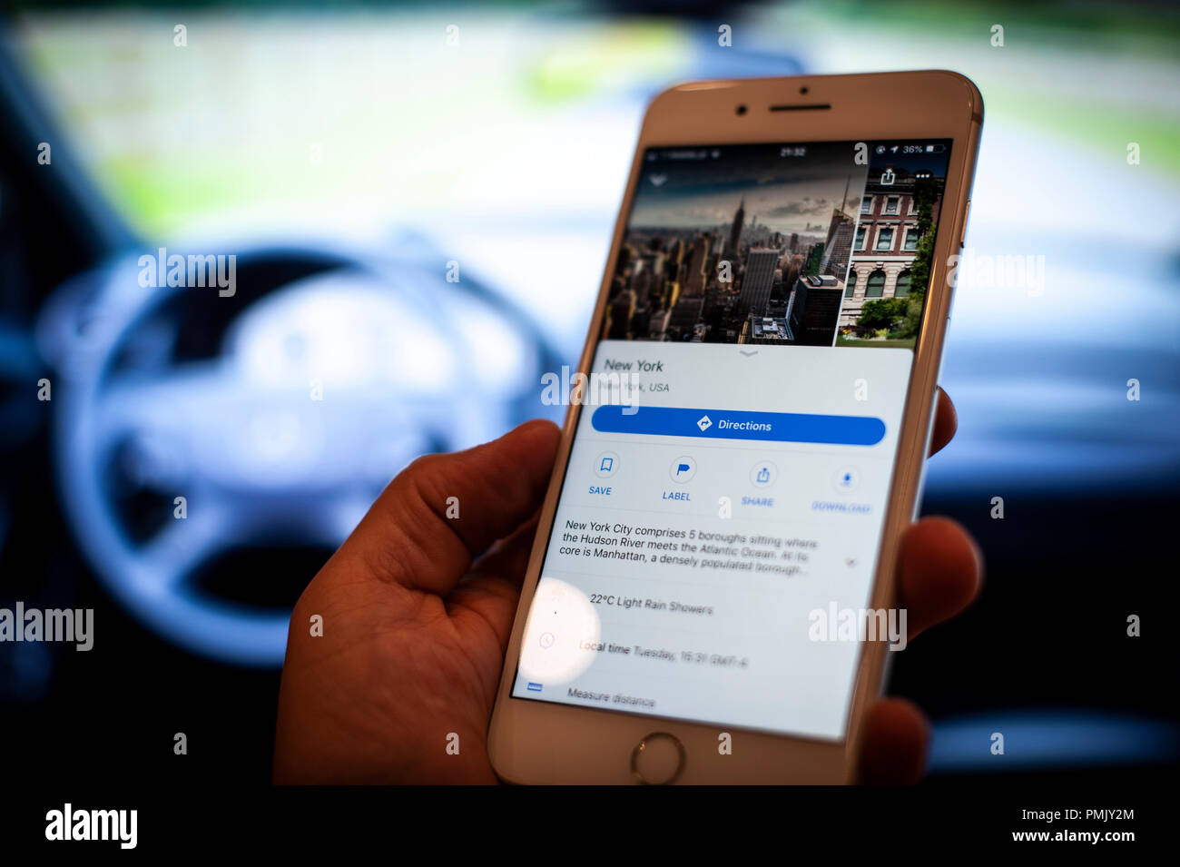 Un telefono cellulare con l'applicazione Google Maps è visto in questa foto illustrazione il 18 settembre 2018. Google è impostato a partner con i mondi lar Foto Stock