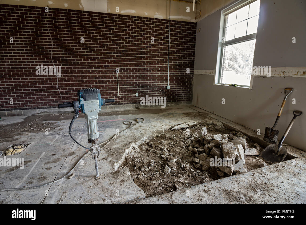 Plugger pneumatico, jackhammer, utilizzato in una ricostruzione dell'edificio e rotture di pavimento in calcestruzzo Foto Stock