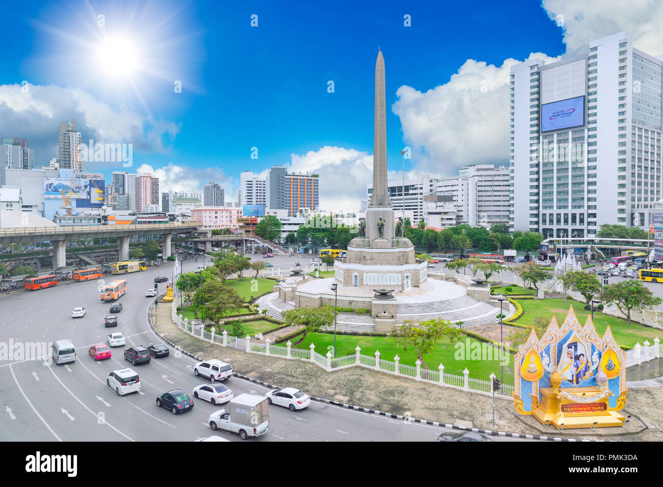 Il monumento della vittoria rotonda di Landmark Bangkok Siam è un monumento Obelisco con cinque statue di militari di eroe centrale della Thailandia, Bangkok, 14 Au Foto Stock