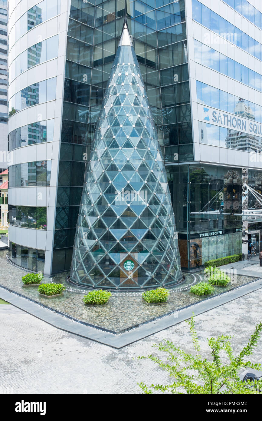 Insolito a forma di cono edificio di vetro in Sathorn Square torre di uffici a Bangkok, in Thailandia Foto Stock