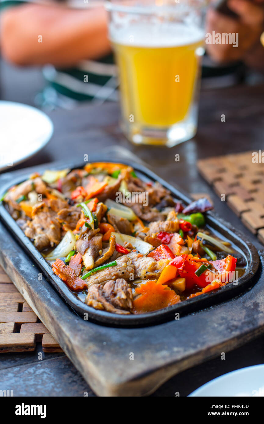 Mescolare carne vegetale piatto caldo cibo servono menu con la birra sul tavolo Foto Stock
