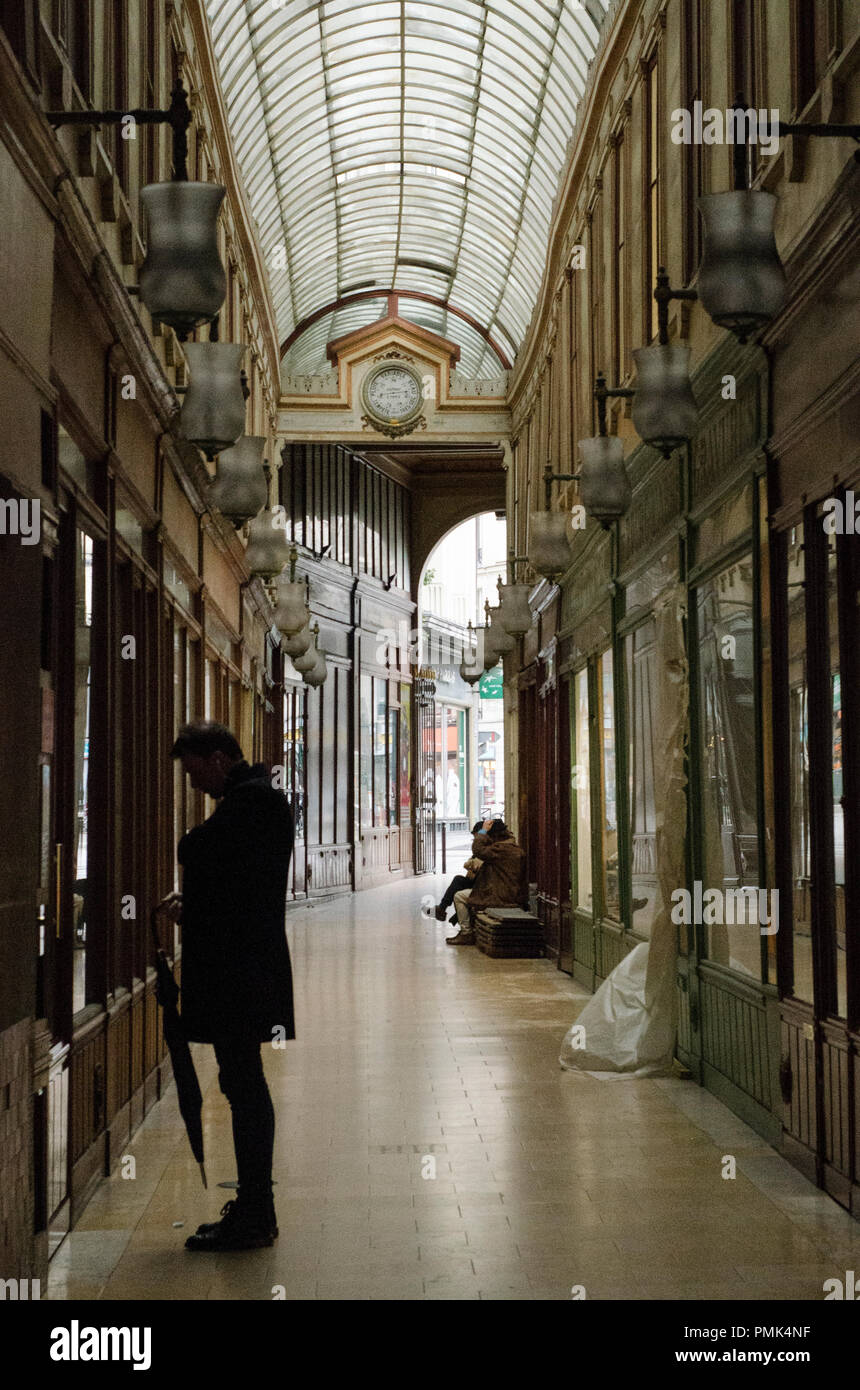 Il passaggio Bourg L'Abbe nel 2° arrondissement principalmente ospita gli uffici e le gallerie d'arte. Costruito nel 1828 l'ingresso è decorato con due statue t Foto Stock