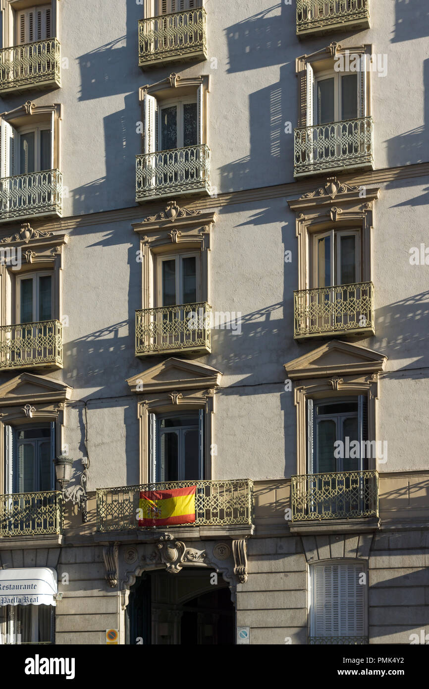 MADRID, Spagna - 22 gennaio 2018: Sunrise vista di Plaza de Isabel II nella città di Madrid, Spagna Foto Stock