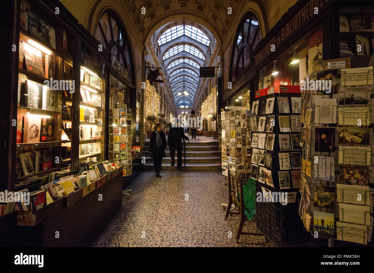 La Galerie Vivienne fu costruito nel 1823. Qui il passerby possono trovare pulcino e costose boutique. Si tratta di una delle più belle e passaggi iconica Foto Stock