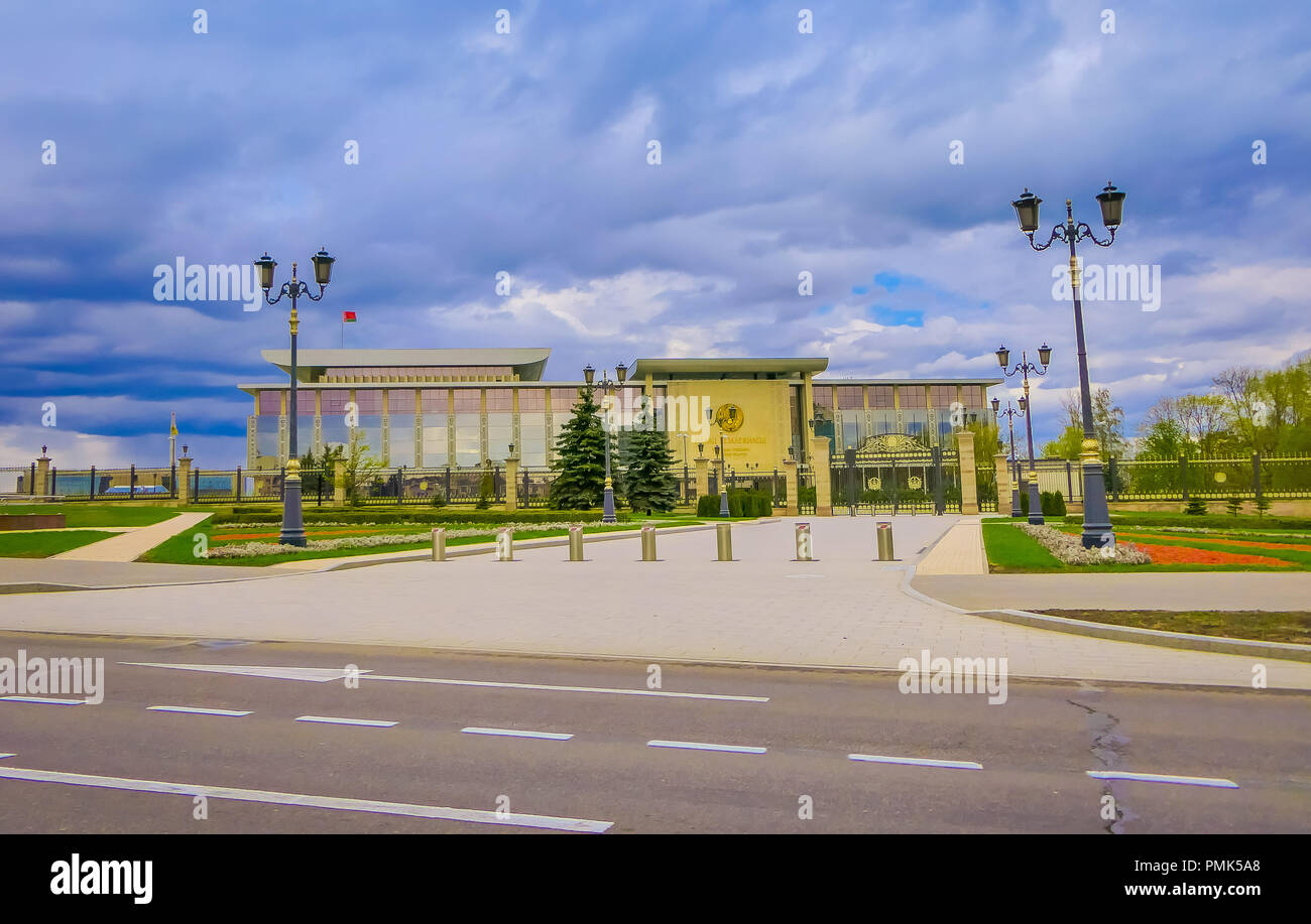 MINSK, Bielorussia - 01 Maggio 2018: vista offuscata del Palazzo della Repubblica è un bielorusso il centro culturale e commerciale situato sulla piazza di Ottobre di Minsk Foto Stock