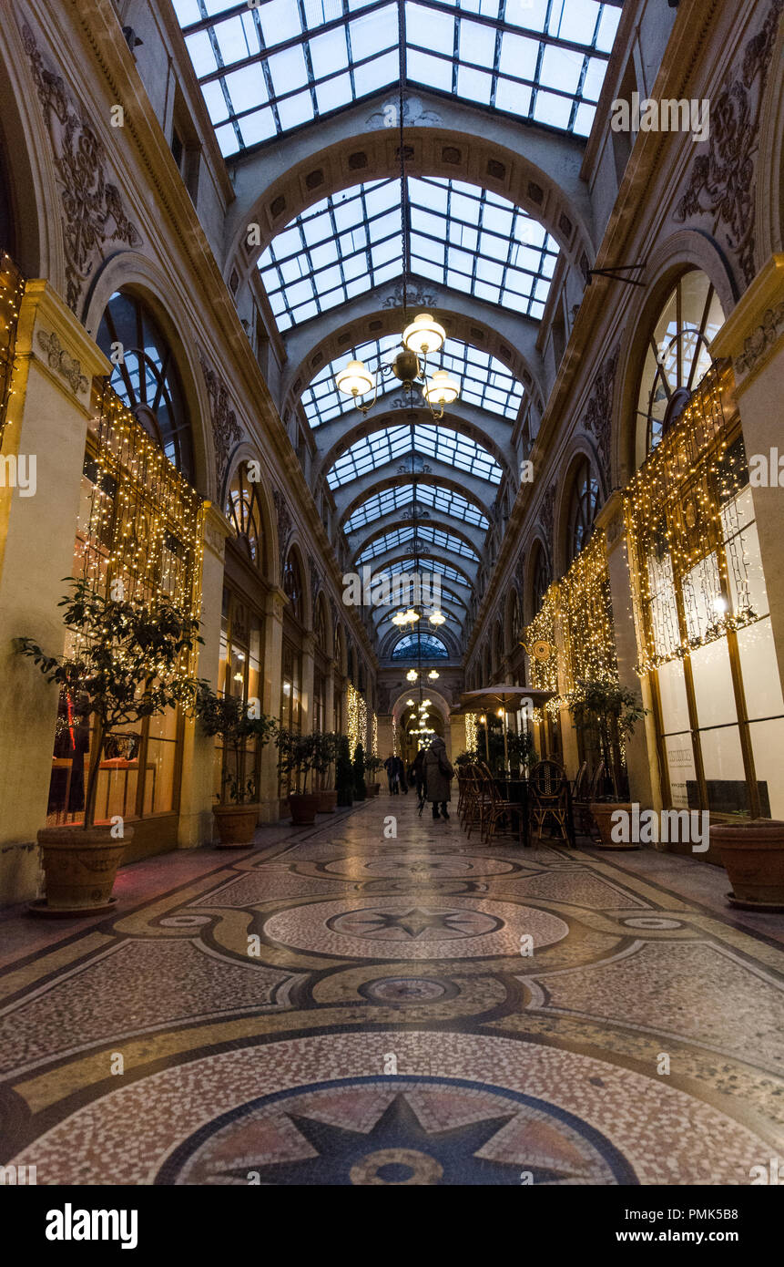 La Galerie Vivienne fu costruito nel 1823. Qui il passerby possono trovare pulcino e costose boutique. Si tratta di una delle più belle e passaggi iconica Foto Stock