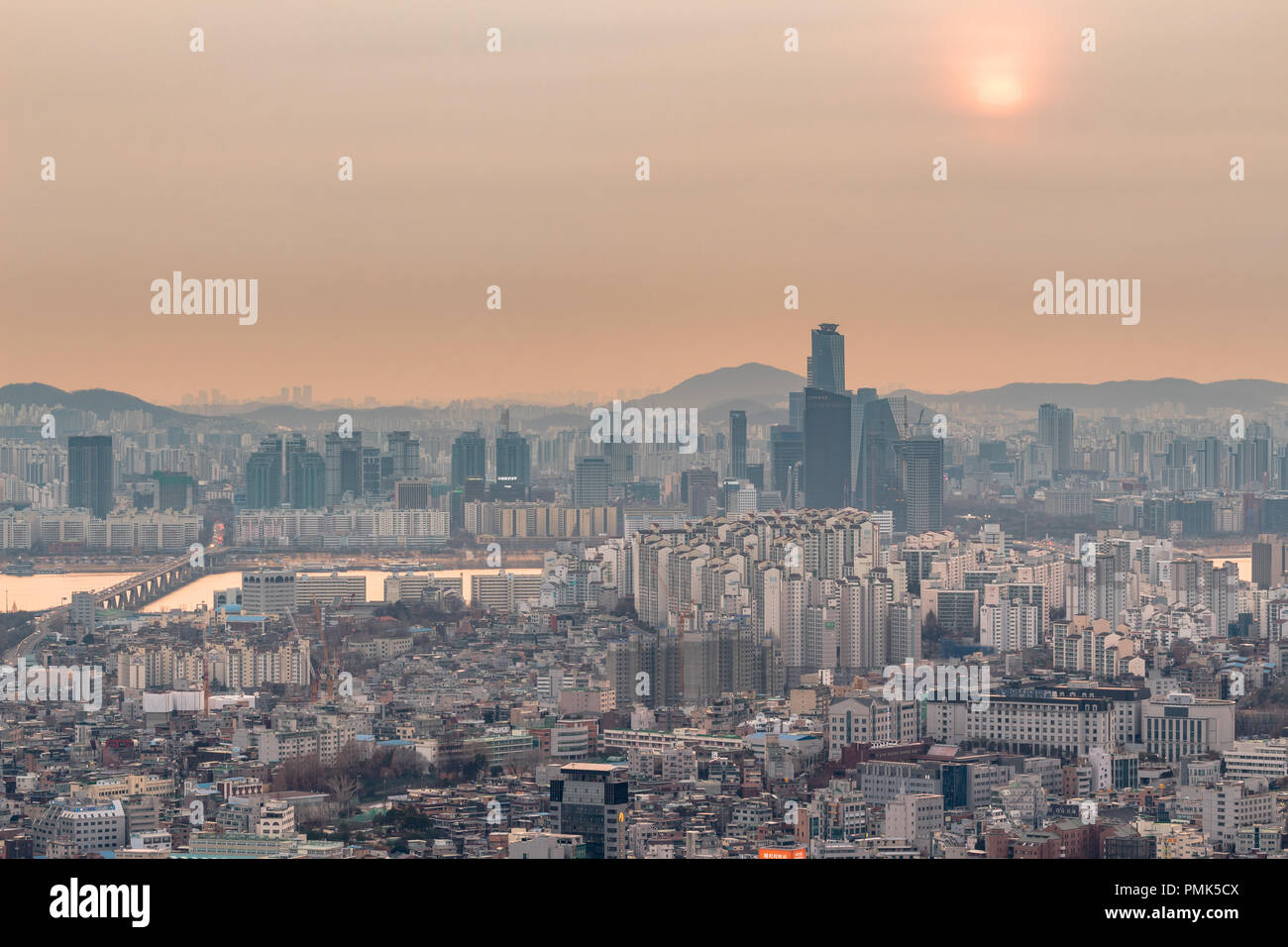 SEOUL, Corea del Sud - Jan 22, 2018: Antenna colpo di Seoul skyline dal Parco di Namsan e sun dietro l'inquinamento atmosferico Foto Stock