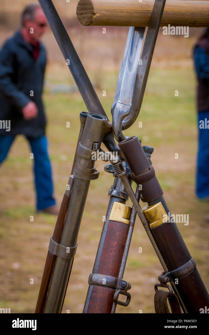 MOORPARK, STATI UNITI D'AMERICA - APRILE, 18, 2018: Close up di pistole utilizzate durante il blu e grigio guerra civile rievocazione storica a Moorpark, CA è la più grande battaglia rievocazione storica a ovest del Mississippi Foto Stock