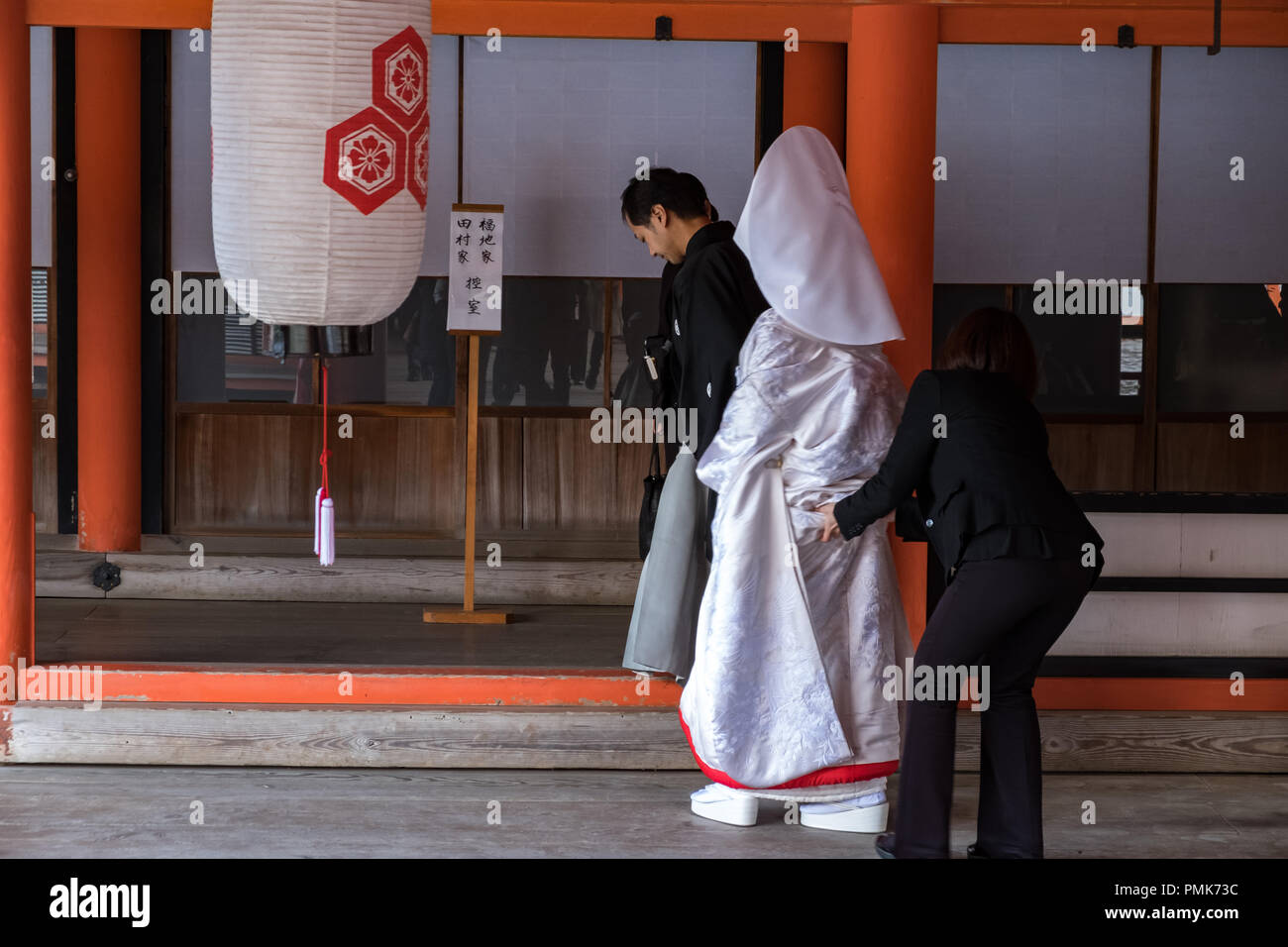 MIYAJIMA, Giappone - Feb 03, 2018: giapponese sposa ha nel santuario di Itsukushima indossando il bianco e il rosso abiti tradizionali Foto Stock
