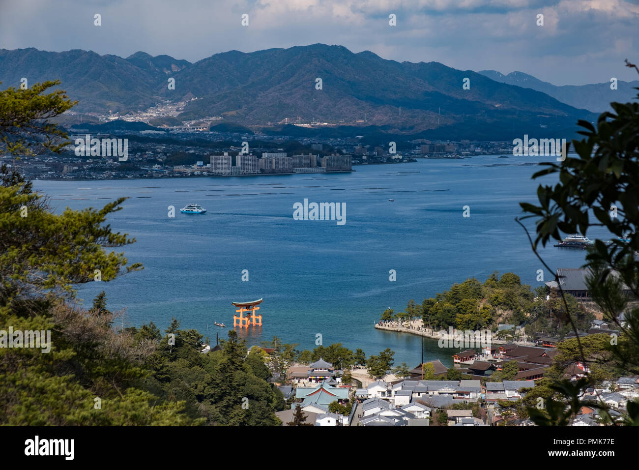 Vista aerea del gigante rosso torii di Sacrario di Itsukushima sull Miyajima, Giappone di giorno Foto Stock