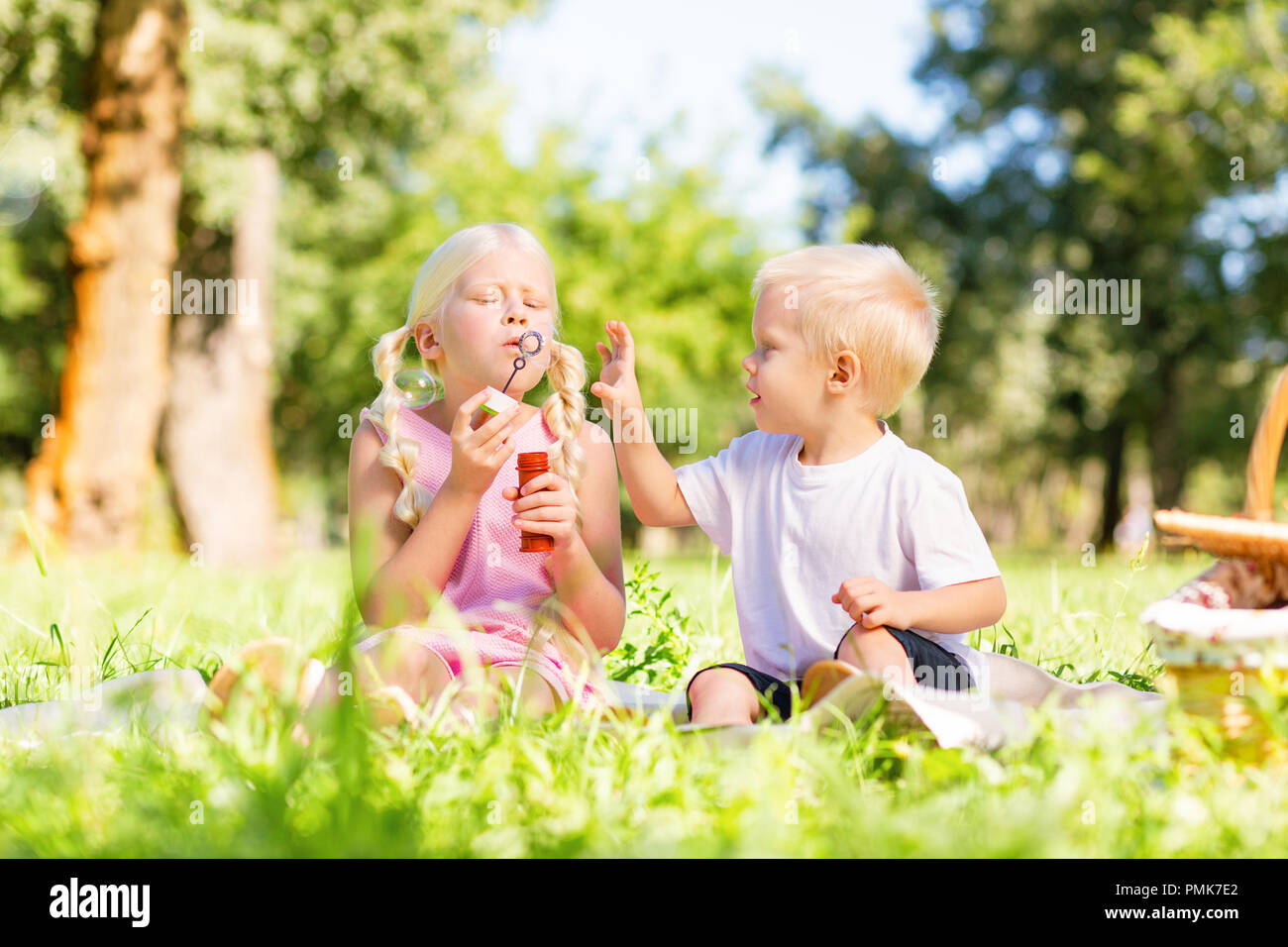 Bella fratello e sorella di trascorrere una giornata insieme Foto Stock