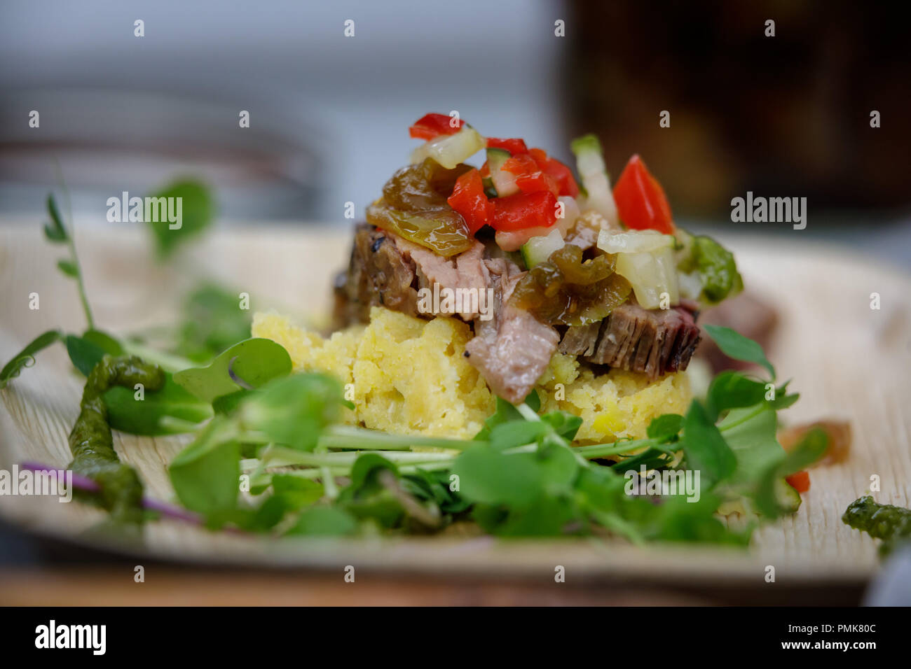 Petto di Manzo affumicato di carni bovine sul Camerun il mais dolce, con sottaceti, chimichanga salsa e sorrel guarnire. USA la nouvelle cuisine. Foto Stock