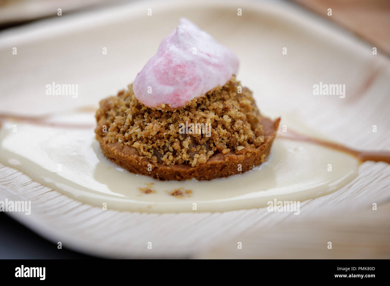 Un dessert crostata con panna montata e caramello. Stati Uniti d'America Foto Stock