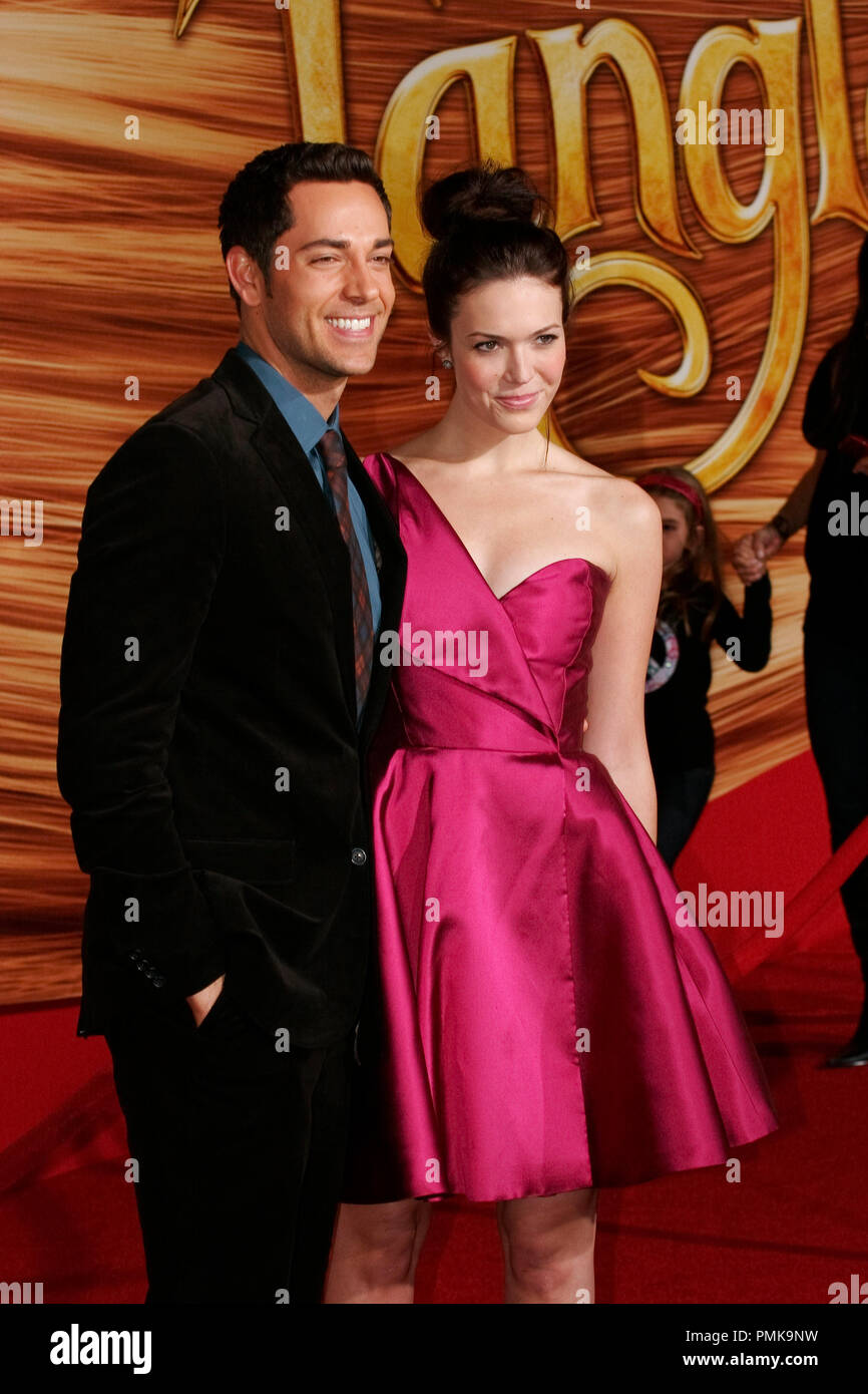 Zachary Levi e Mandy Moore alla premiere di Disney's "aggrovigliato'. Gli arrivi presso l'El Capitan theater a Hollywood, CA, Novembre 14, 2010. Foto © Giuseppe Martinez/Picturelux - Tutti i diritti riservati. Riferimento al file # 30700 055JM per solo uso editoriale - Foto Stock