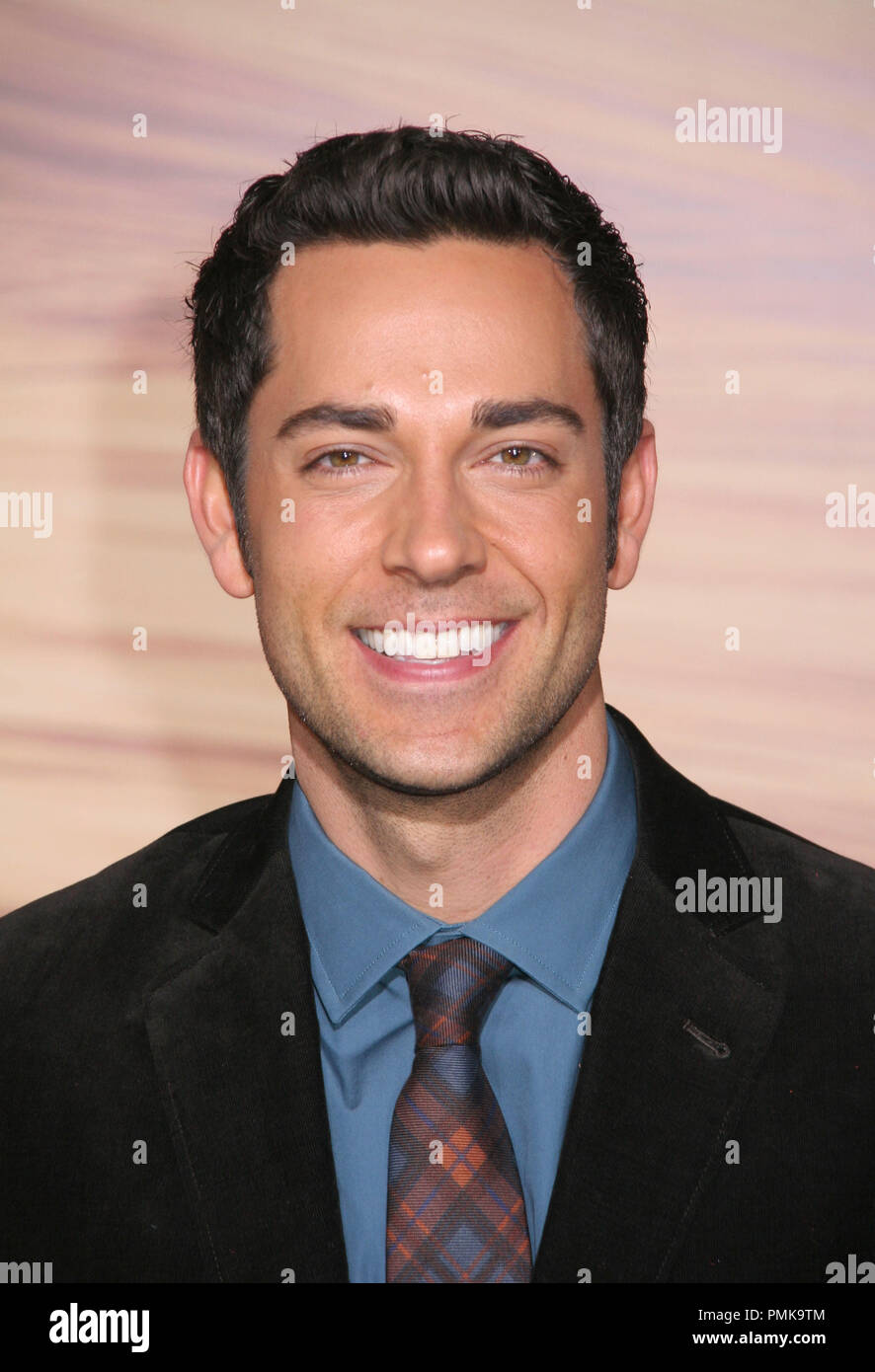 Zachary Levi 11/14/10 "aggrovigliato' Premiere @El Capitan Theater di Hollywood Ph: Ima Kuroda/HNW / PictureLux Riferimento File # 30700 113PLX per solo uso editoriale - Tutti i diritti riservati Foto Stock