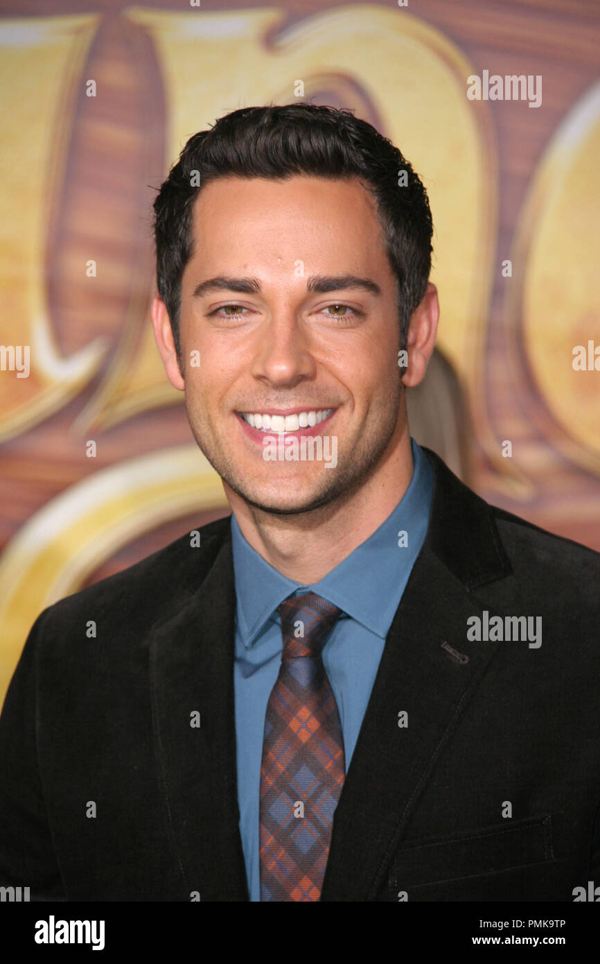 Zachary Levi 11/14/10 "aggrovigliato' Premiere @El Capitan Theater di Hollywood Ph: Ima Kuroda/HNW / PictureLux Riferimento File # 30700 115PLX per solo uso editoriale - Tutti i diritti riservati Foto Stock