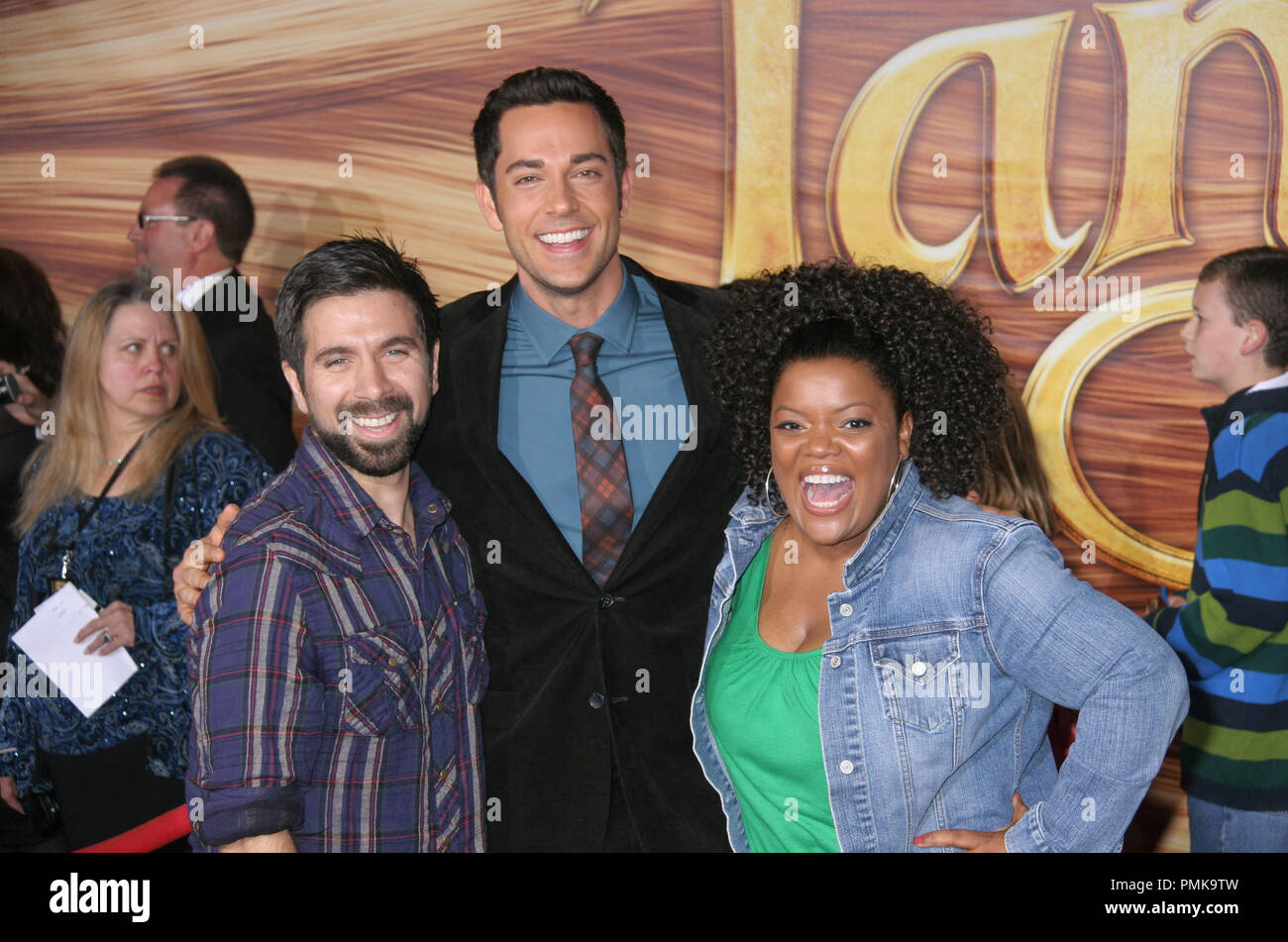 Joshua Gomez, Zachary Levi, Yvette Nicole Brown 11/14/10 "aggrovigliato' Premiere @El Capitan Theater di Hollywood Ph: Ima Kuroda/HNW / PictureLux Riferimento File # 30700 117PLX per solo uso editoriale - Tutti i diritti riservati Foto Stock