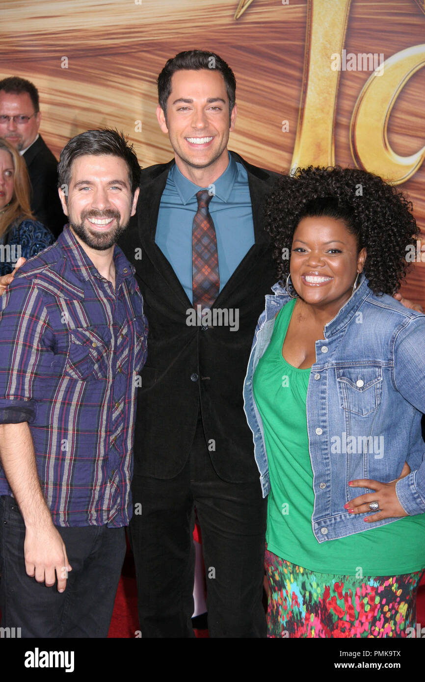 Joshua Gomez, Zachary Levi, Yvette Nicole Brown 11/14/10 "aggrovigliato' Premiere @El Capitan Theater di Hollywood Ph: Ima Kuroda/HNW / PictureLux Riferimento File # 30700 118PLX per solo uso editoriale - Tutti i diritti riservati Foto Stock