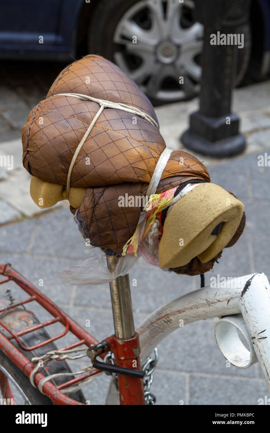 Molto scomodo effettuare-do padding su una sella per bicicletta in Plovdiv, Bulgaria. Foto Stock