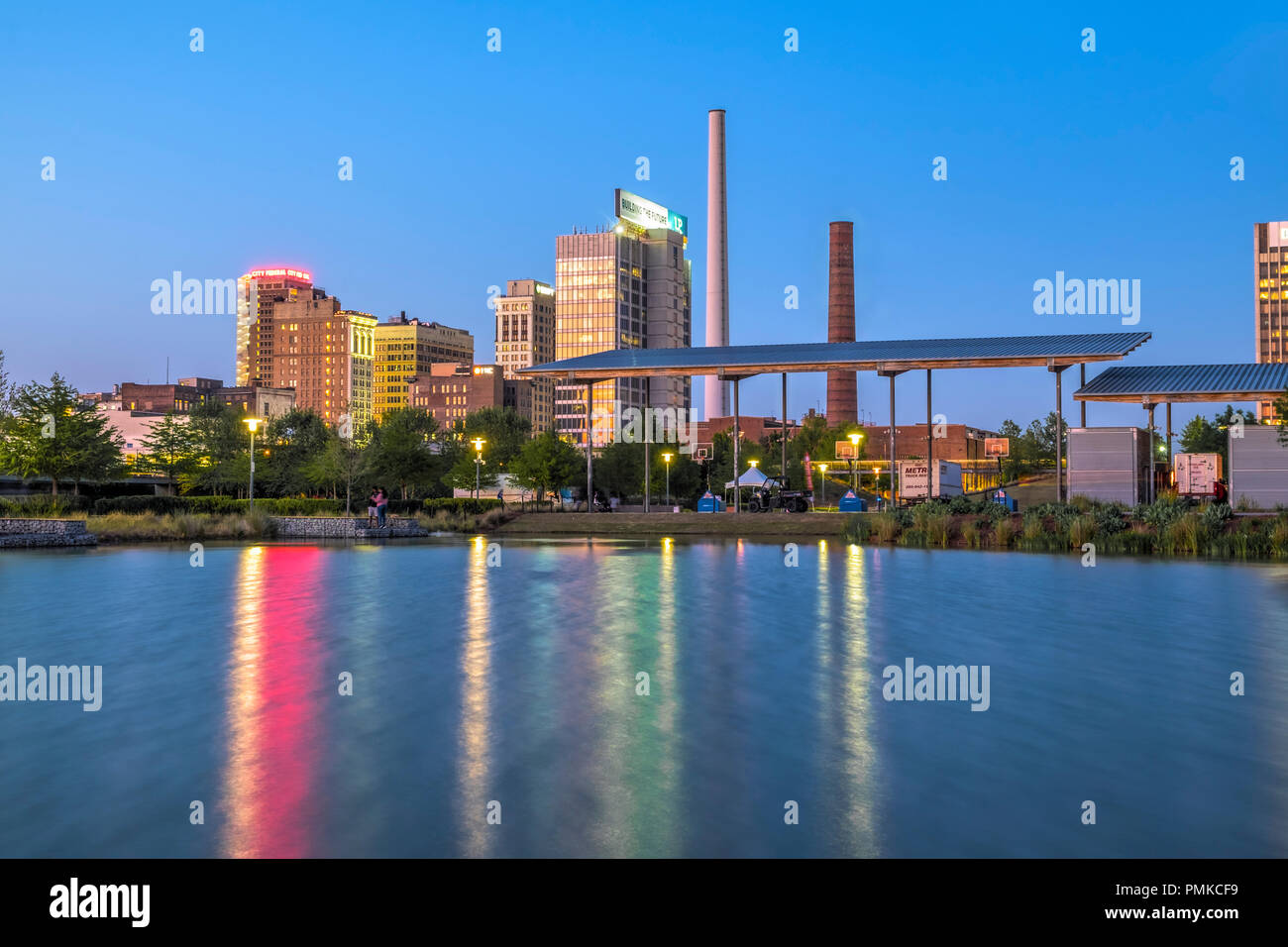 Vista serale di Birmingham, Alabama cityscape visto dal Parco Ferroviario Foto Stock