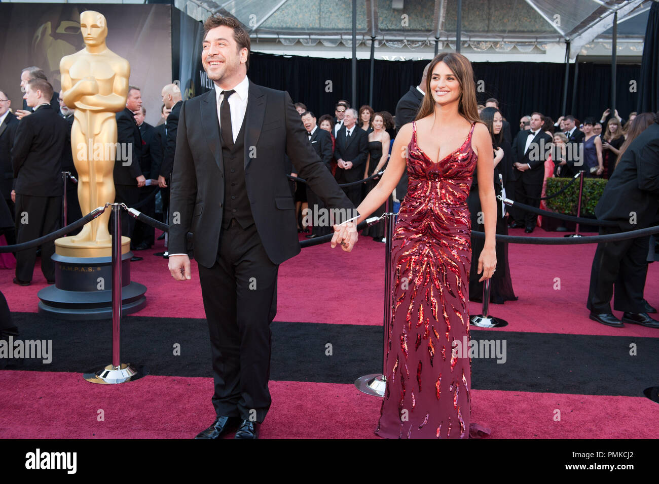 Javier Bardem, Oscar-nominee per prestazioni da un attore in un ruolo principale, arriva con Penelope Cruz per la 83annuale di Academy Awards il Kodak Theatre di Hollywood, CA il 27 febbraio 2011. Riferimento al file # 30871 251 per solo uso editoriale - Tutti i diritti riservati Foto Stock