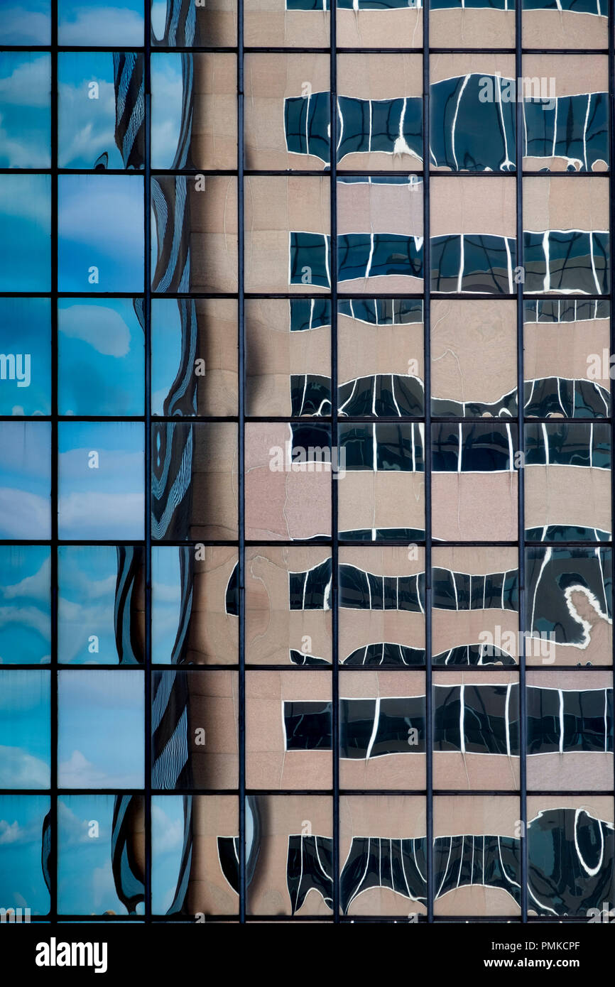 Architettura dettaglio nel blocco di ufficio, Birmingham Alabama. Un riflesso distorto di un blocco di uffici nelle finestre riflettenti di un altro blocco di uffici. Foto Stock