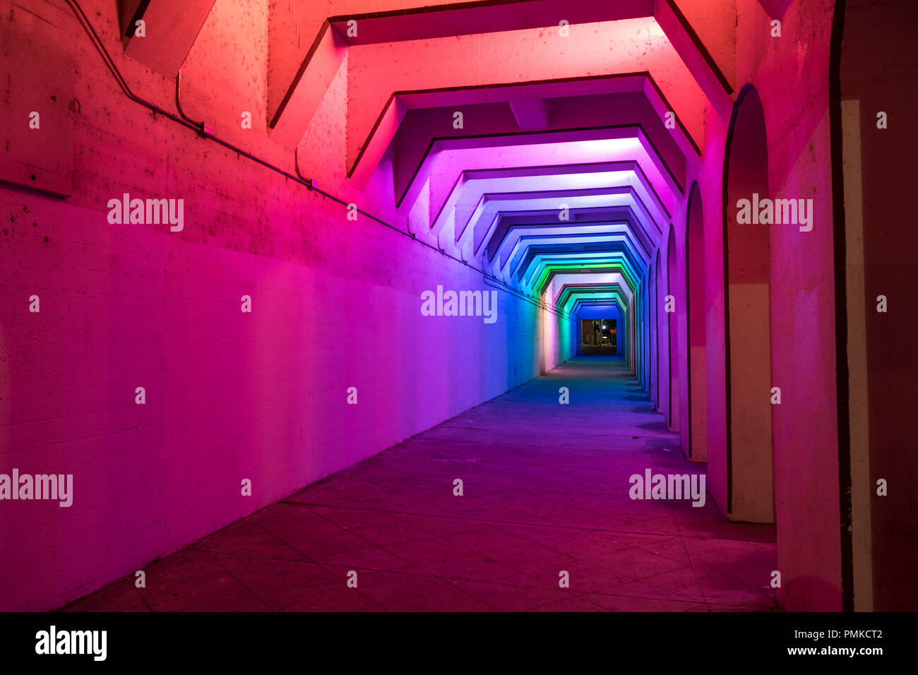 LED Tunnel Arcobaleno, Birmingham Al Foto Stock