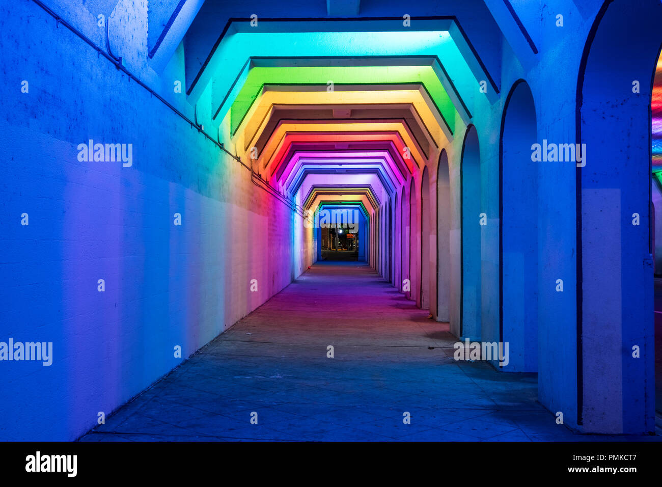 LED Tunnel Arcobaleno, Birmingham Al Foto Stock