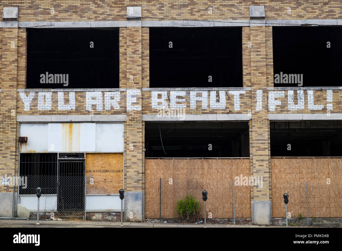 Edificio abbandonato a Birmingham, Alabama con "Sei bella' graffiti Foto Stock