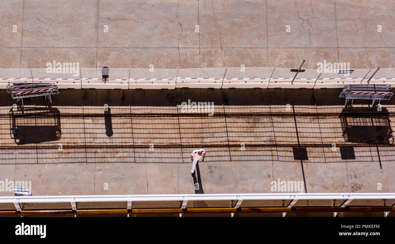 Addetto Navale, indossando il bianco uniforme, camminando verso la nave, ombra accanto a lui, vista in elevazione, porto di Messina, Sicilia, Italia, Europa Foto Stock