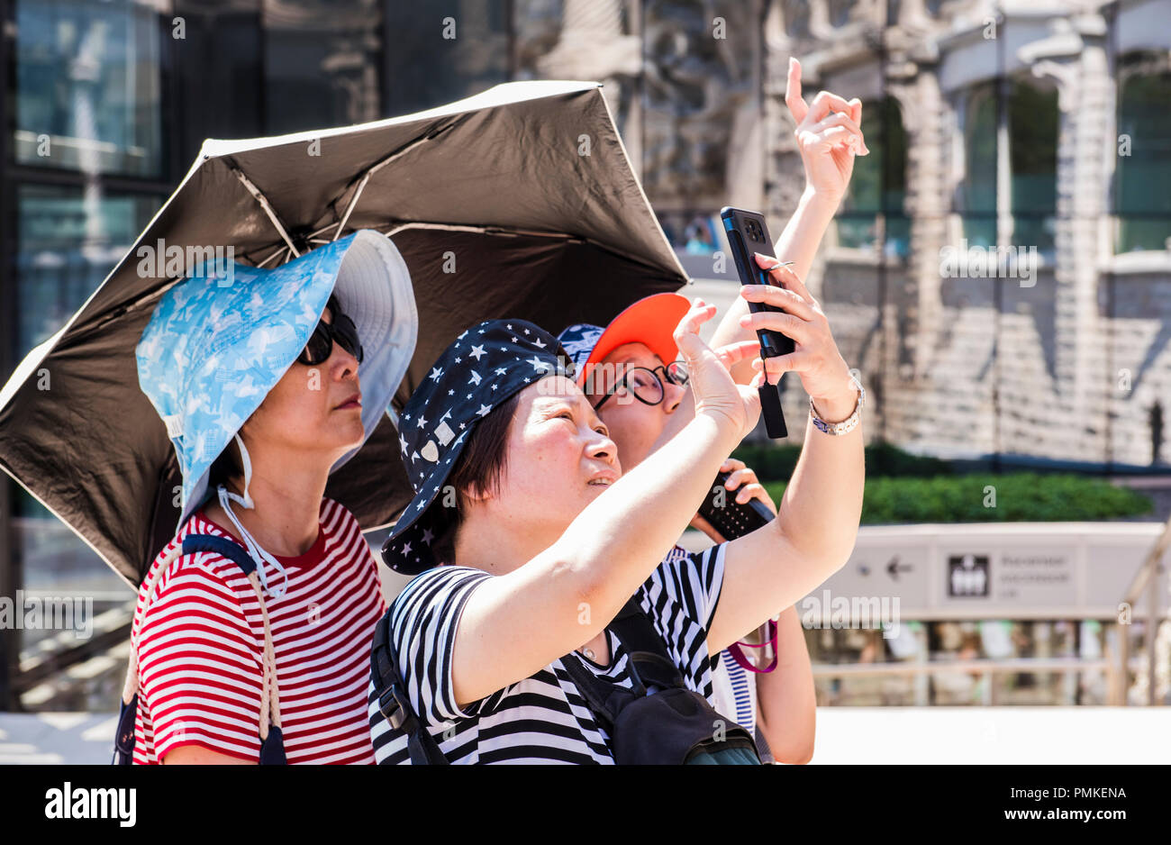 I turisti fotografare la Sagrada Familia di Barcellona, Spagna, Europa Foto Stock