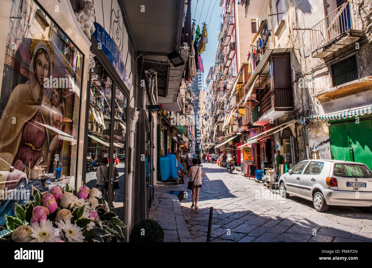 Colorato vicinato street, con un'immagine della Vergine Maria in primo piano, Napoli, Italia, Europa Foto Stock