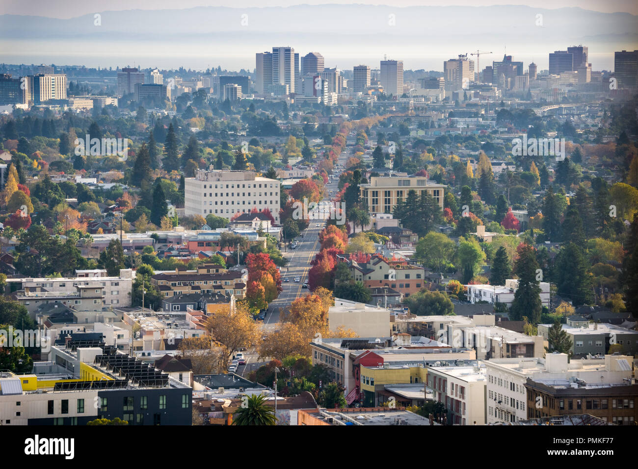 Vista aerea del nord Oakland su una soleggiata giornata autunnale; downtown Oakland in background; UC Berkeley in primo piano; la baia di San Francisco, California Foto Stock