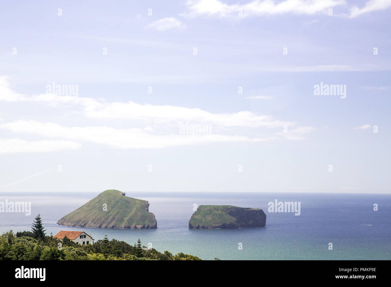 Vista di Goat Island (Ilheus das Cabras, Cabras isolotto isolotto di capre) un cono vulcanico nell'Oceano Atlantico sulla costa di Terceira nelle Azzorre Foto Stock