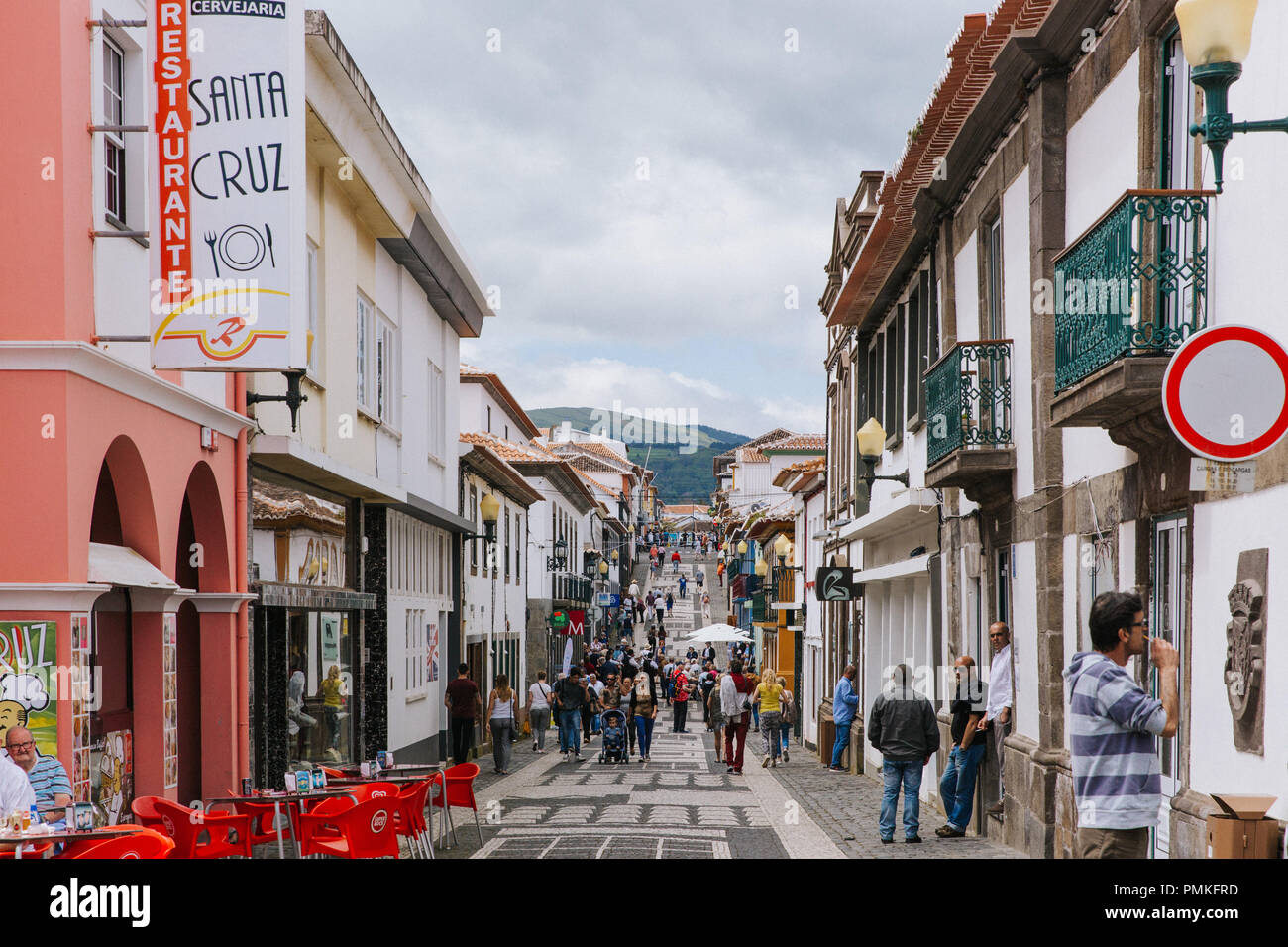 Pedonale lungo la via principale dello shopping di Praia da Vitoria a Terceira, Azzorre Foto Stock