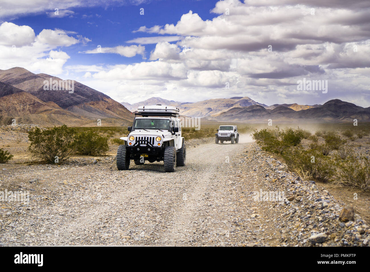 Maggio 27, 2018 Death Valley / CA / STATI UNITI D'AMERICA - Jeep veicoli che viaggiano su una strada sterrata attraverso una remota parte del Parco Nazionale della Valle della Morte Foto Stock